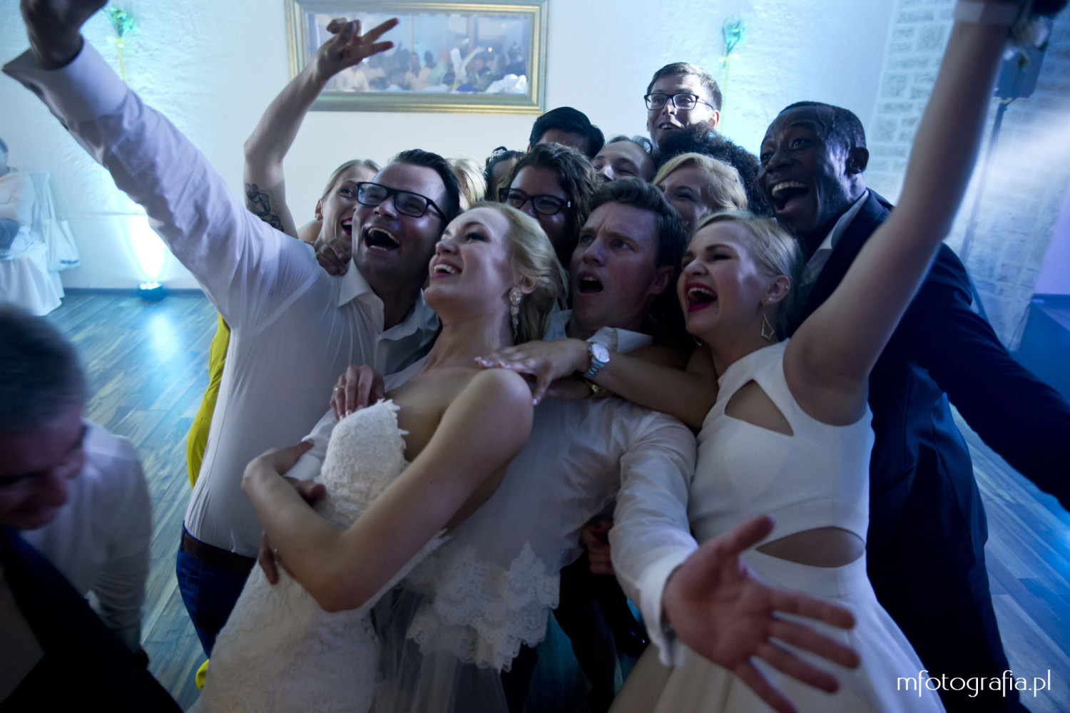 zabawna fotografia grupowa z wesela